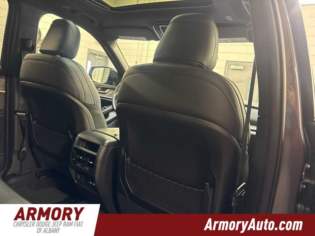 2026 Jeep Grand Cherokee Laredo Altitude