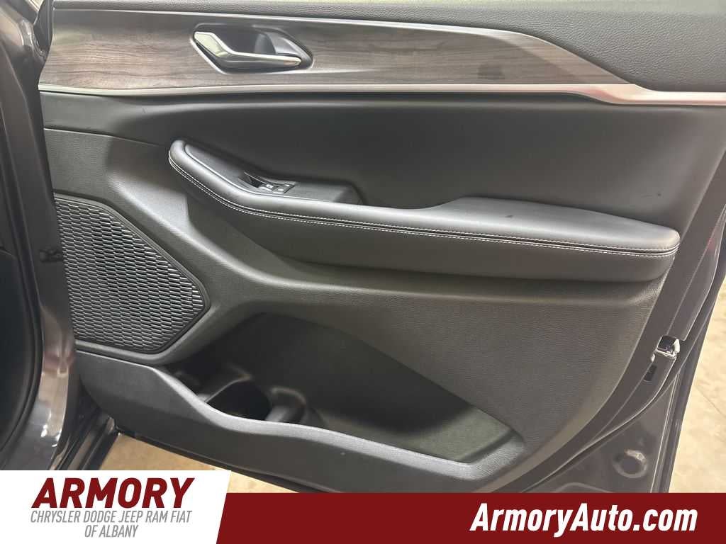 2026 Jeep Grand Cherokee Laredo Altitude