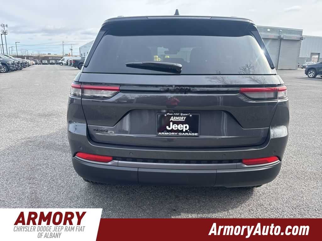 2026 Jeep Grand Cherokee Laredo Altitude