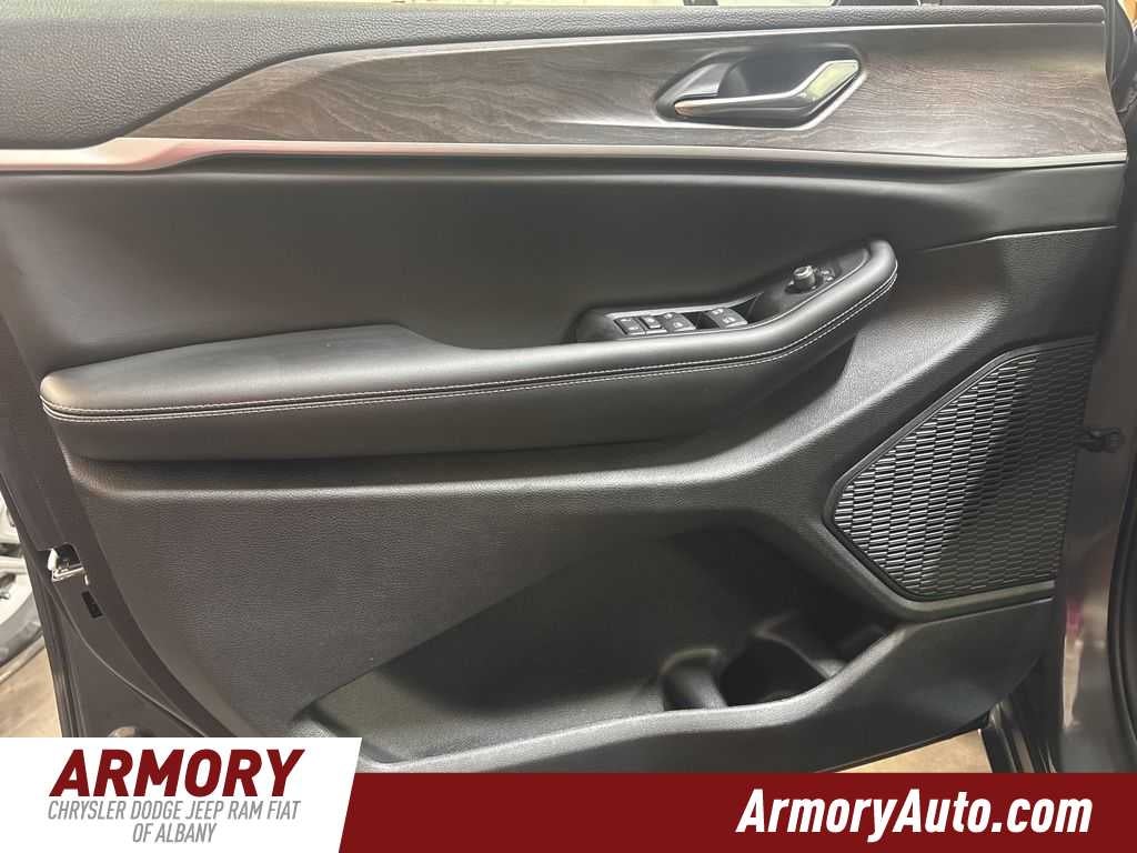 2026 Jeep Grand Cherokee Laredo Altitude