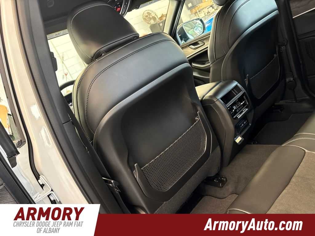 2026 Jeep Grand Cherokee Laredo Altitude