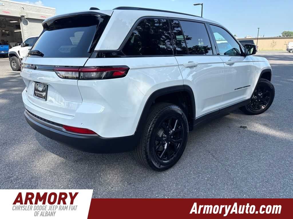2026 Jeep Grand Cherokee Laredo Altitude