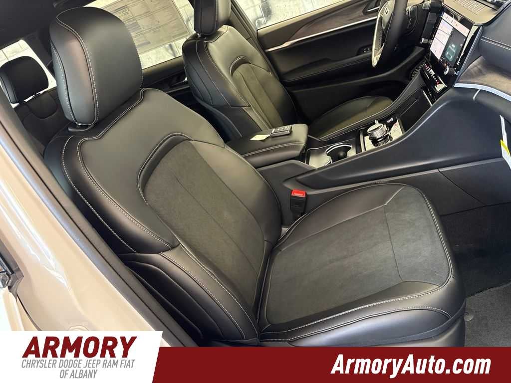 2026 Jeep Grand Cherokee Laredo Altitude
