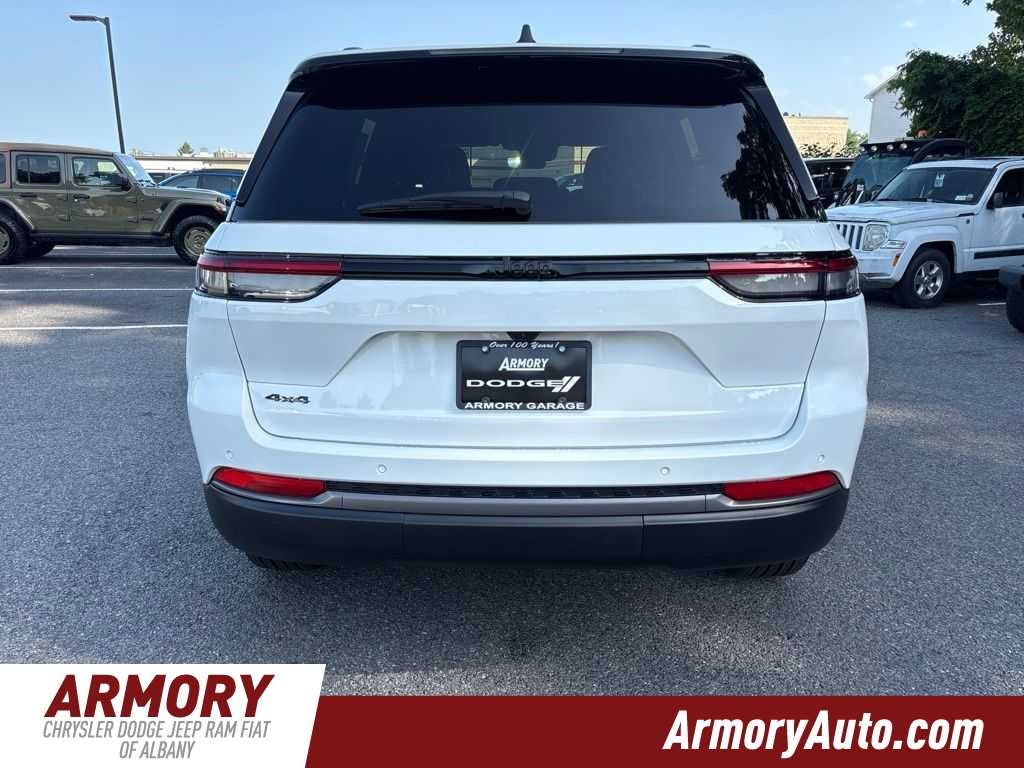 2026 Jeep Grand Cherokee Laredo Altitude