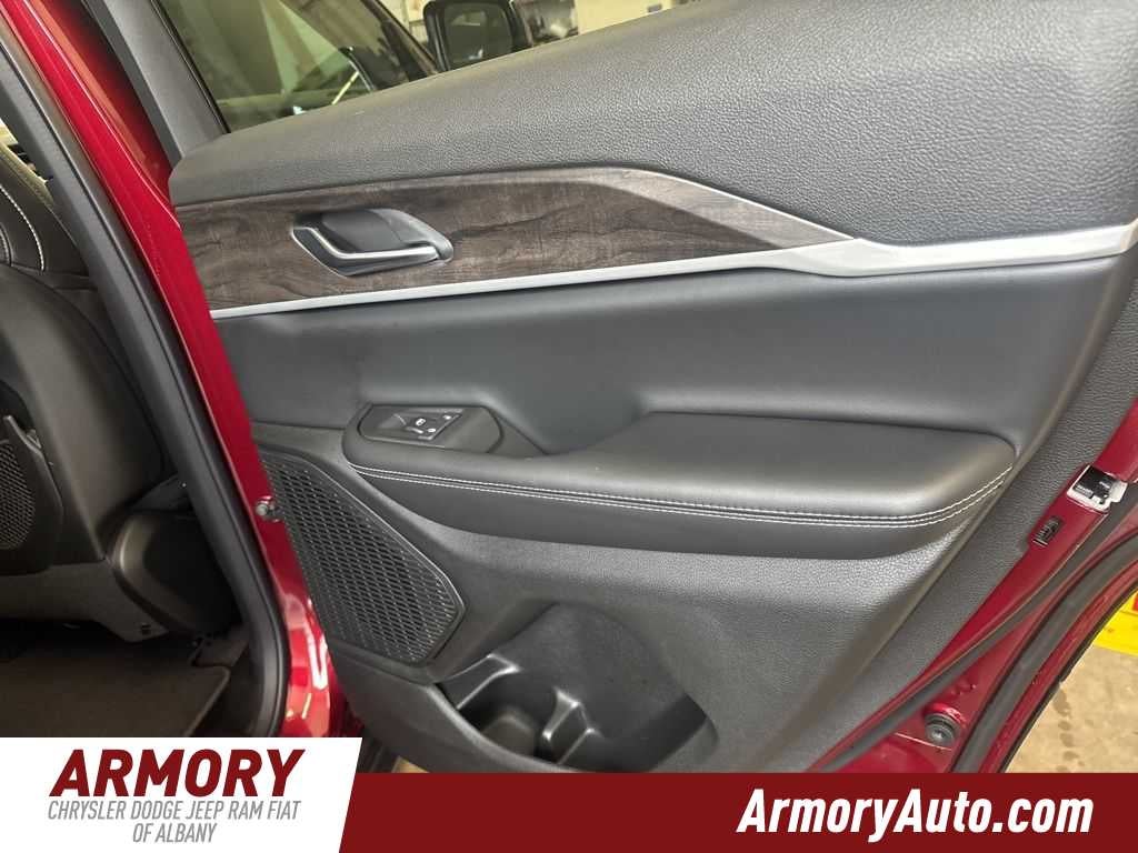 2026 Jeep Grand Cherokee Laredo Altitude