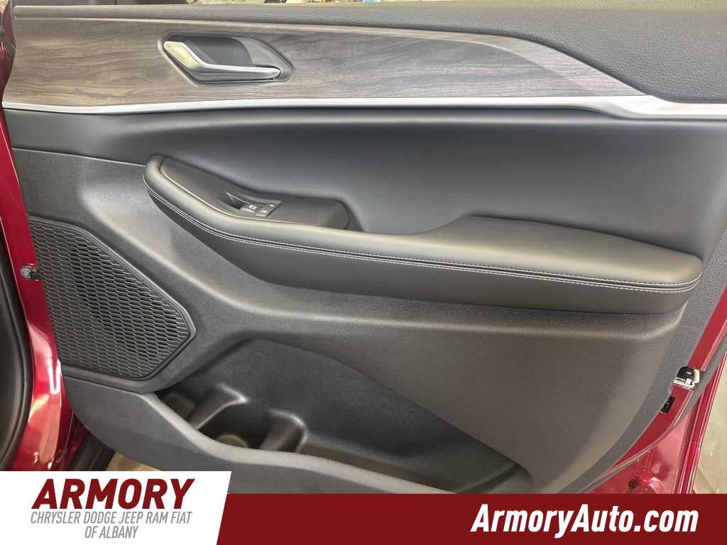 2026 Jeep Grand Cherokee Laredo Altitude