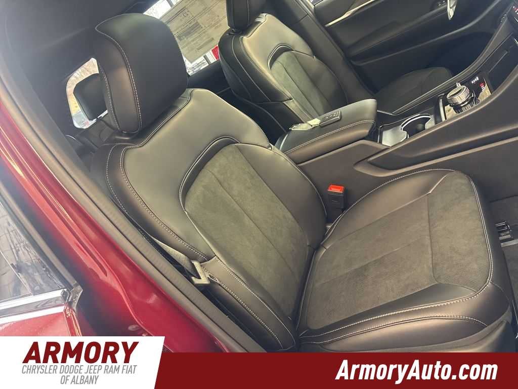 2026 Jeep Grand Cherokee Laredo Altitude