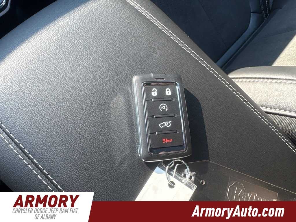 2027 Jeep Grand Cherokee Laredo Altitude