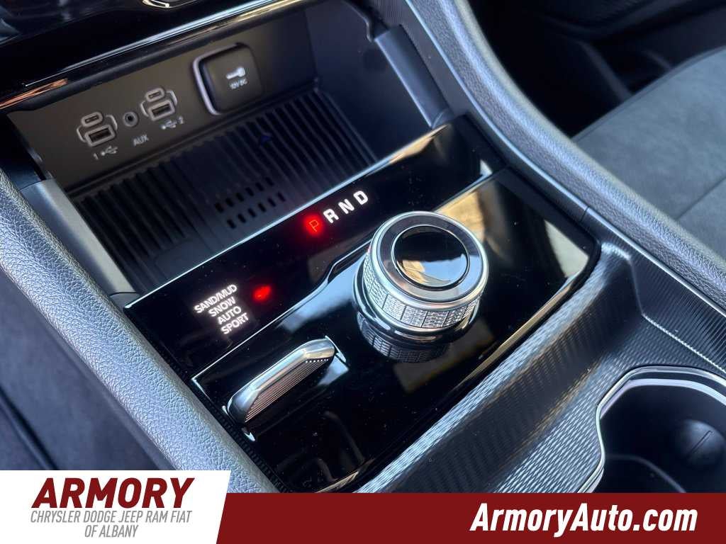 2027 Jeep Grand Cherokee Laredo Altitude