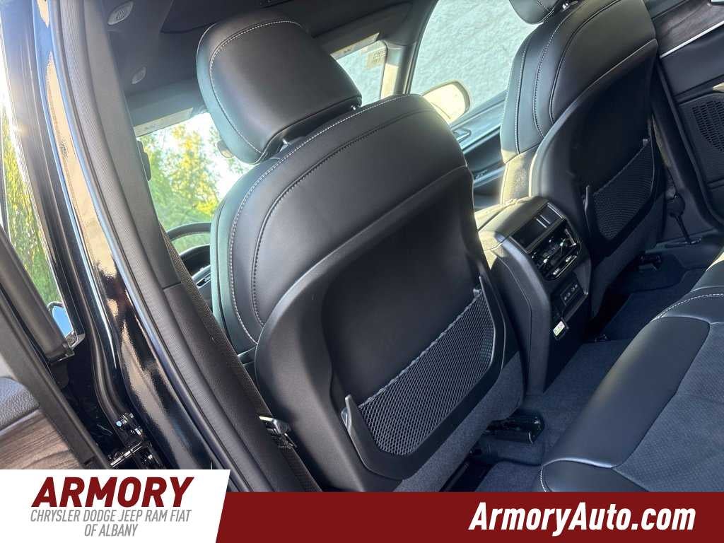 2027 Jeep Grand Cherokee Laredo Altitude