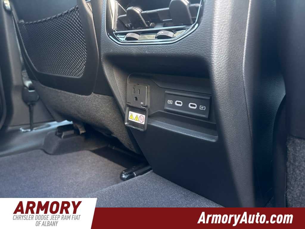 2027 Jeep Grand Cherokee Laredo Altitude