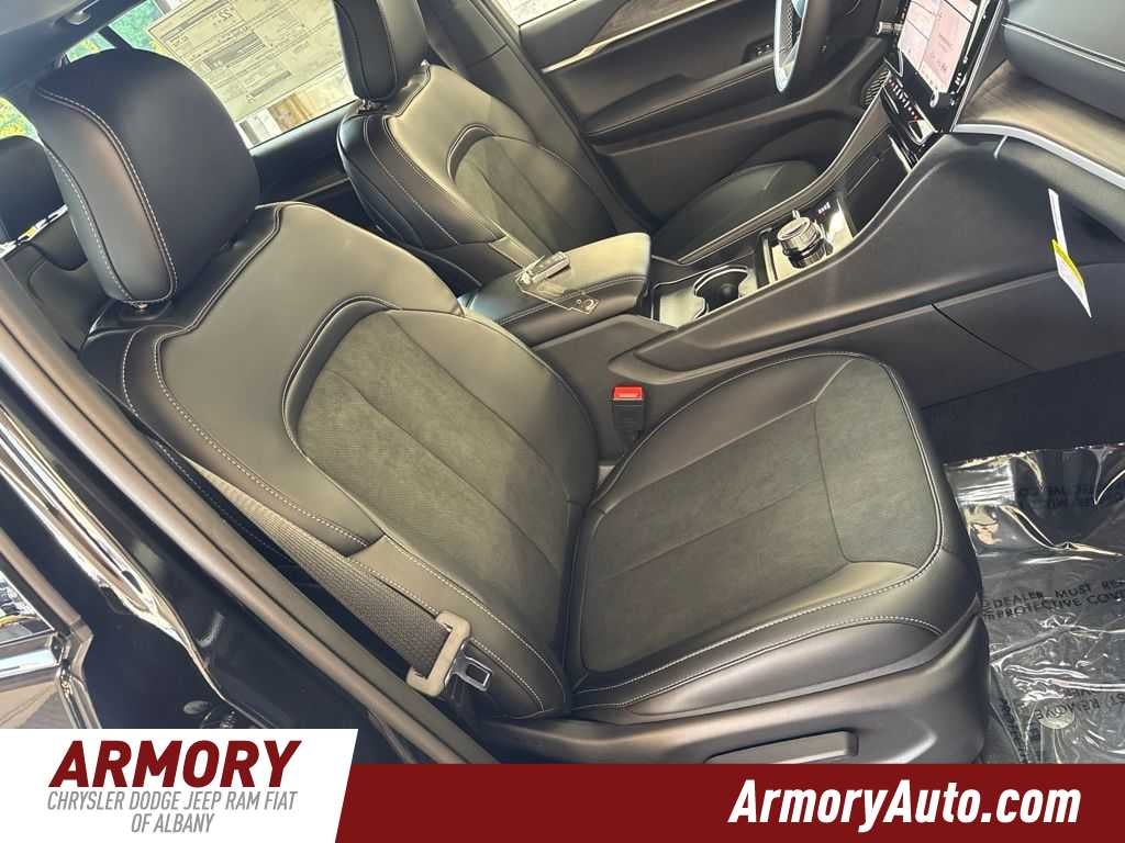 2026 Jeep Grand Cherokee Laredo Altitude