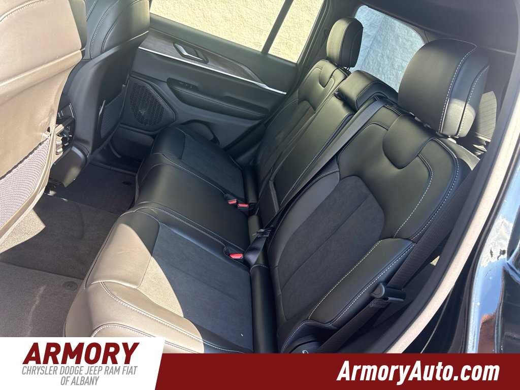 2027 Jeep Grand Cherokee Laredo Altitude