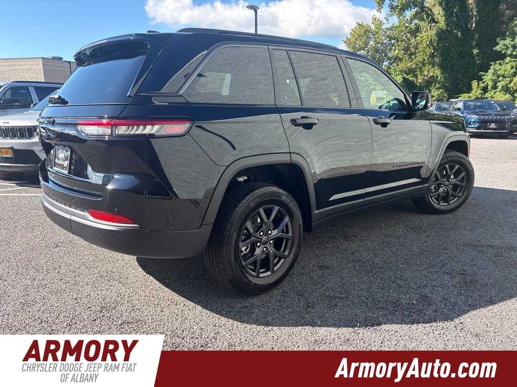 2027 Jeep Grand Cherokee Laredo Altitude
