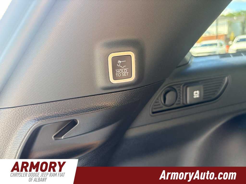 2027 Jeep Grand Cherokee Laredo Altitude