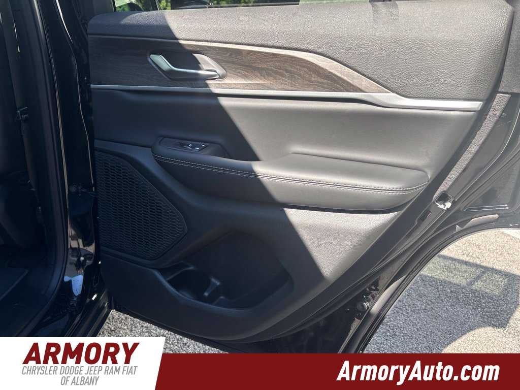 2027 Jeep Grand Cherokee Laredo Altitude