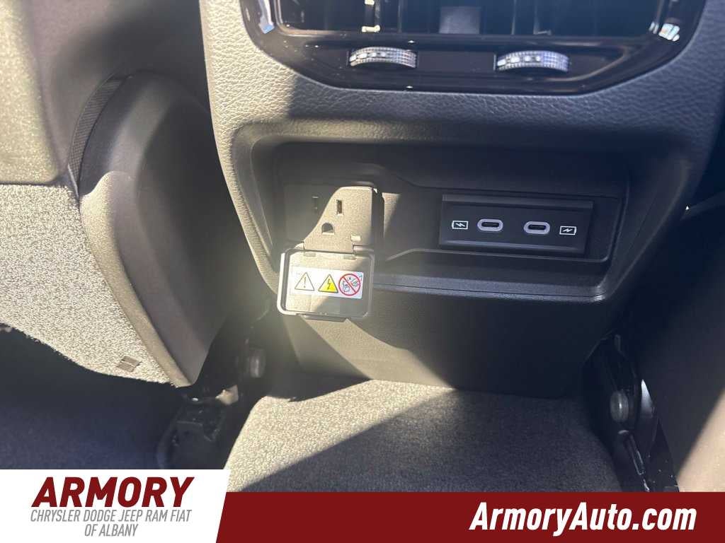 2027 Jeep Grand Cherokee Laredo Altitude