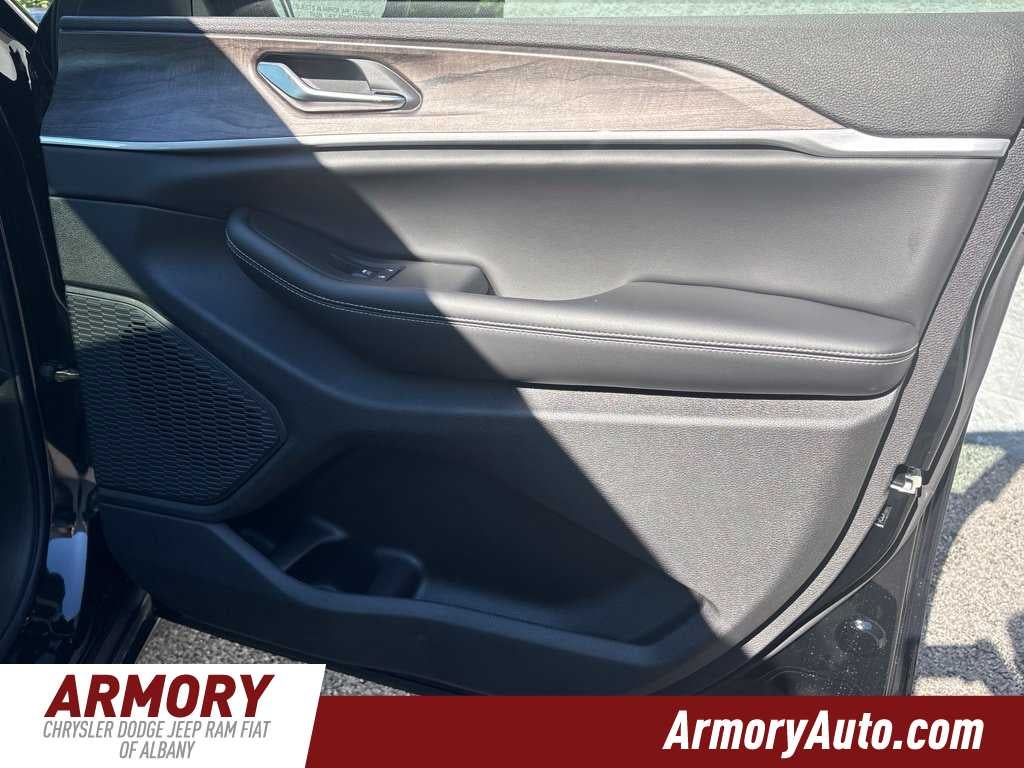 2027 Jeep Grand Cherokee Laredo Altitude