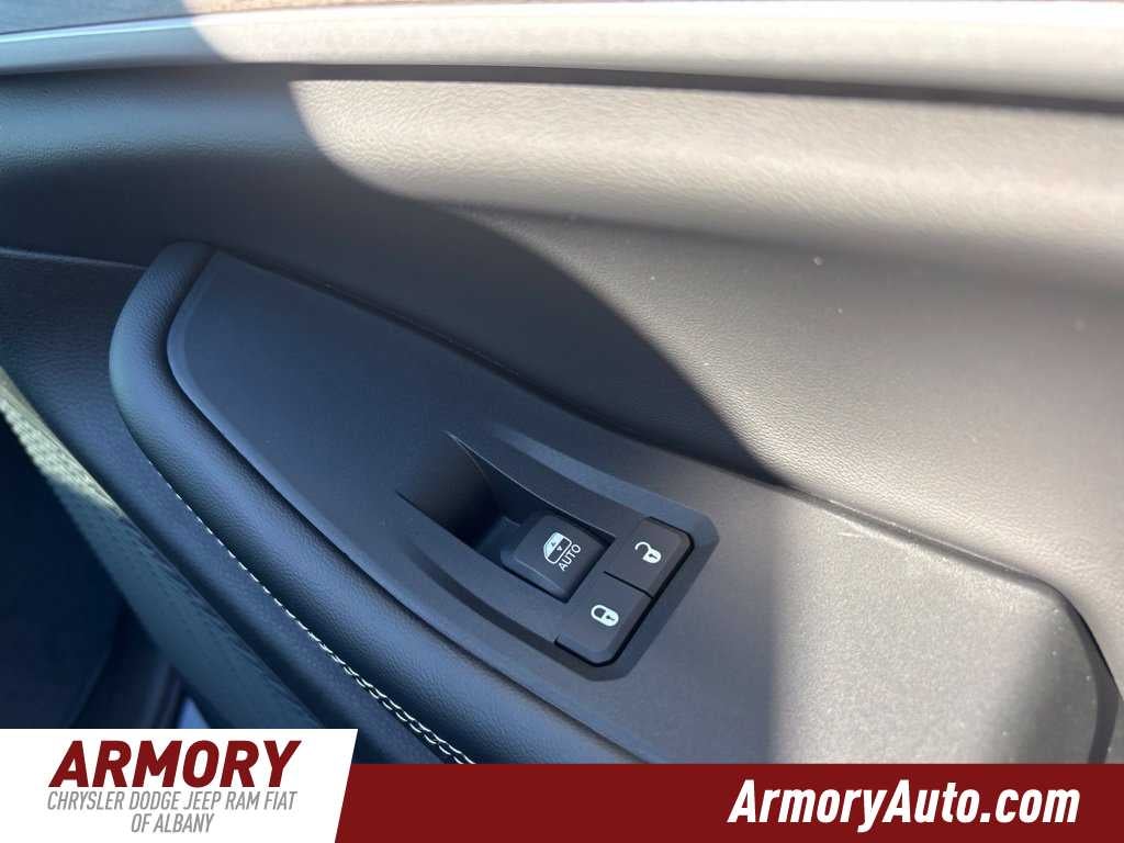 2027 Jeep Grand Cherokee Laredo Altitude