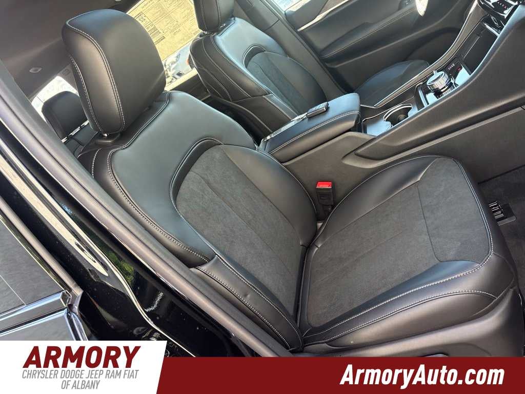 2027 Jeep Grand Cherokee Laredo Altitude