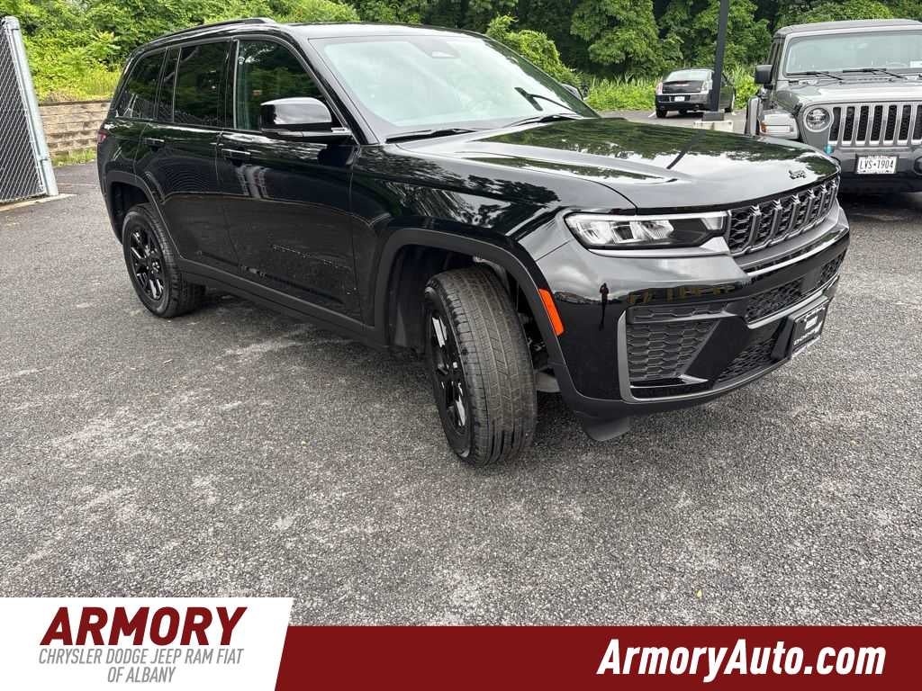 2026 Jeep Grand Cherokee Laredo Altitude