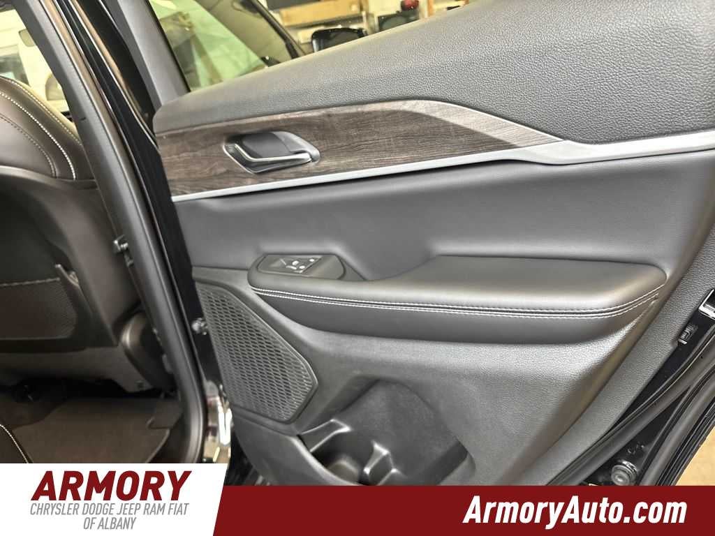 2026 Jeep Grand Cherokee Laredo Altitude