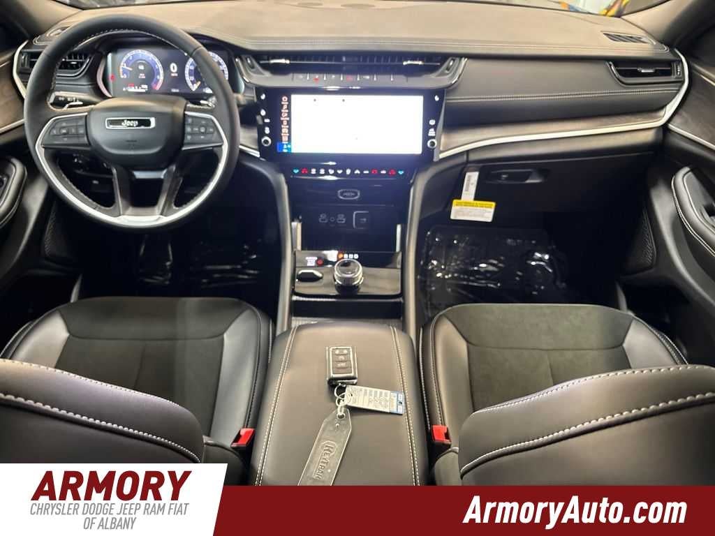 2026 Jeep Grand Cherokee Laredo Altitude