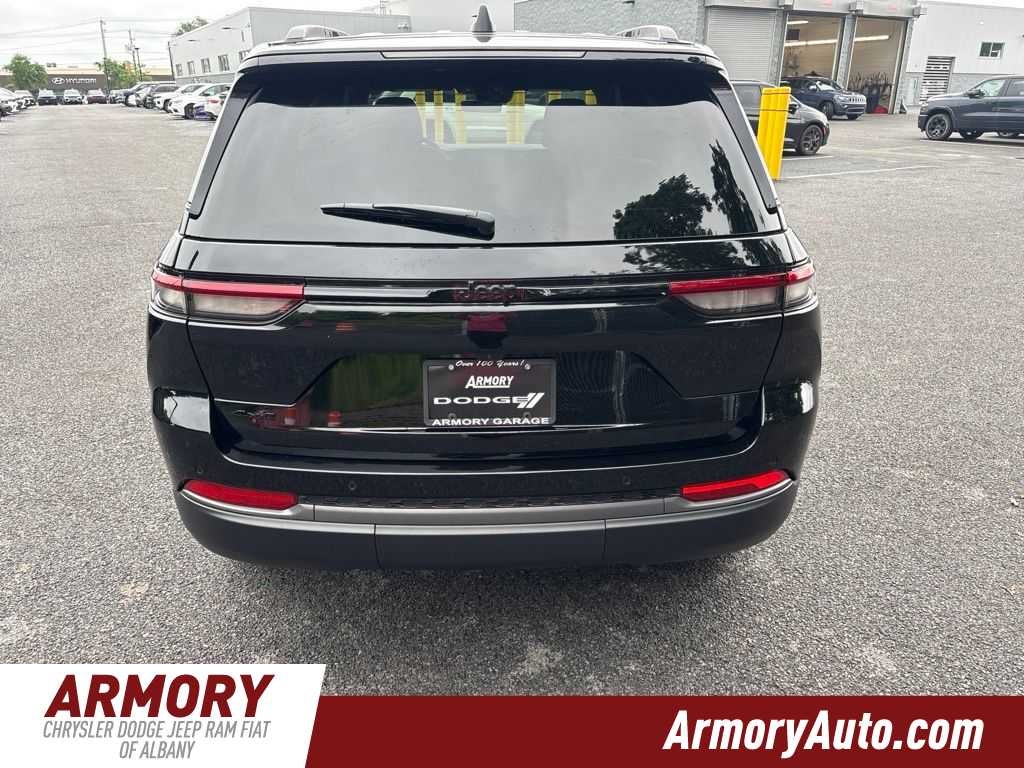 2026 Jeep Grand Cherokee Laredo Altitude