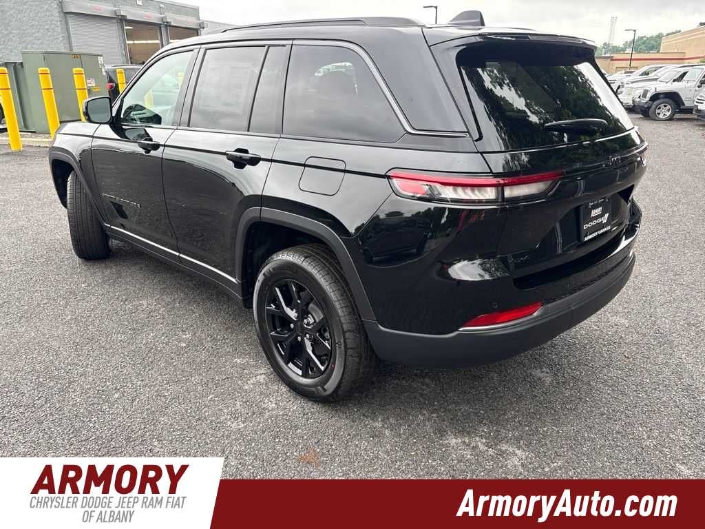 2026 Jeep Grand Cherokee Laredo Altitude