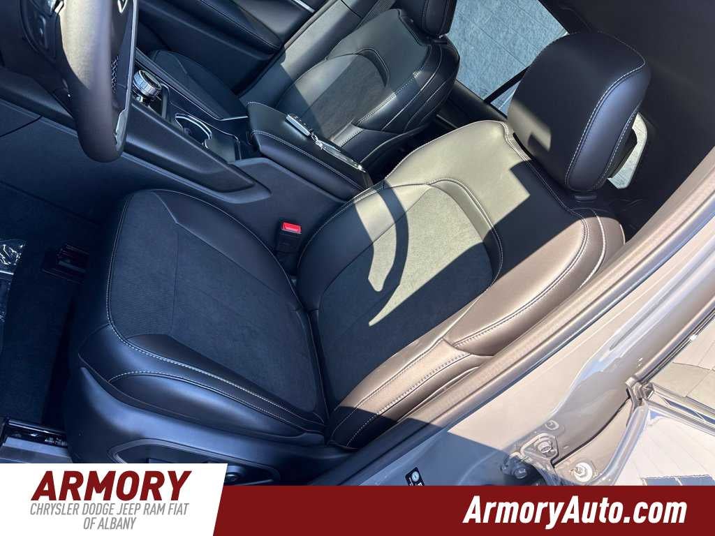 2027 Jeep Grand Cherokee Laredo Altitude