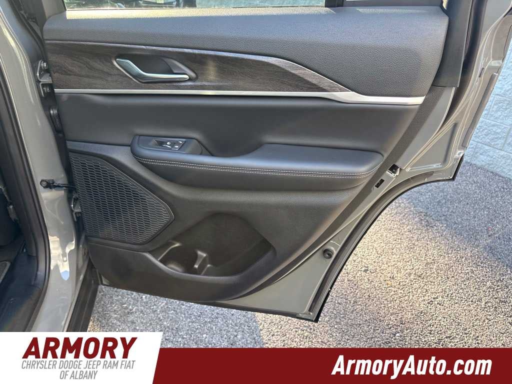 2027 Jeep Grand Cherokee Laredo Altitude