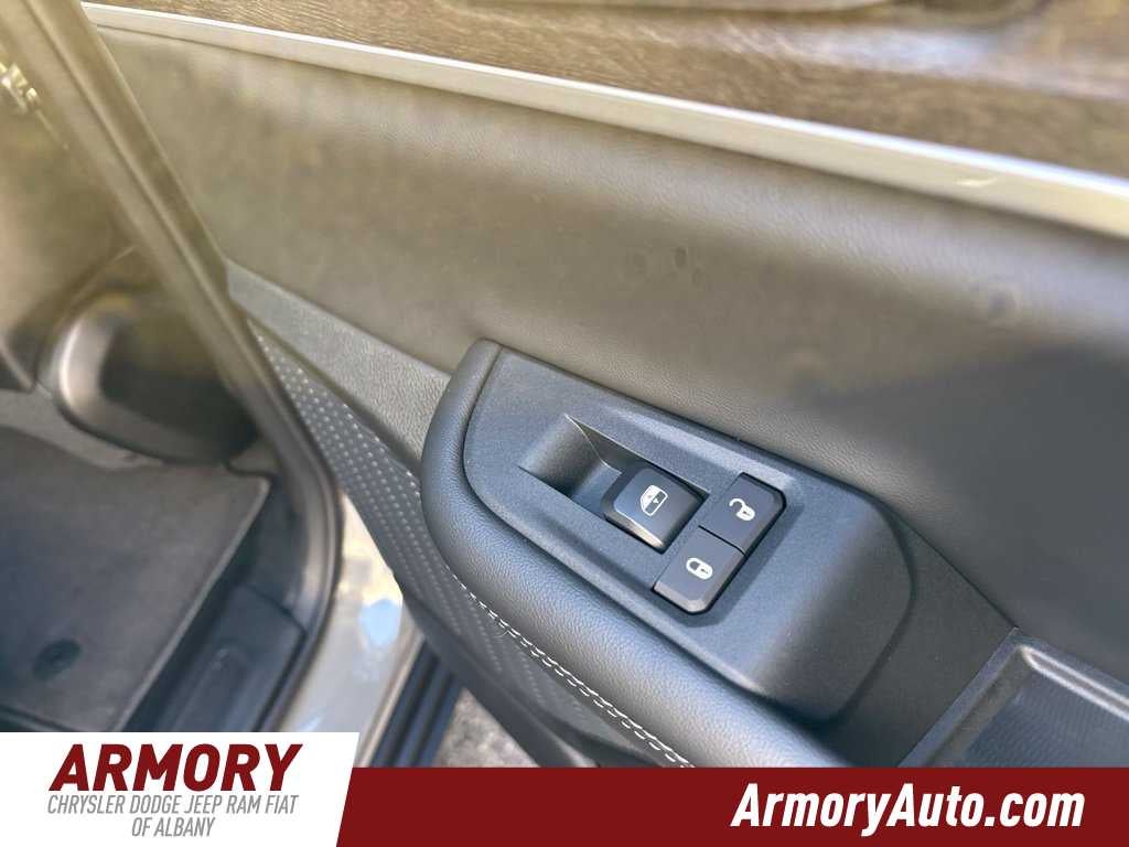 2027 Jeep Grand Cherokee Laredo Altitude