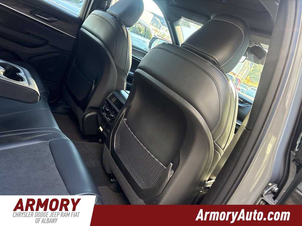 2027 Jeep Grand Cherokee Laredo Altitude
