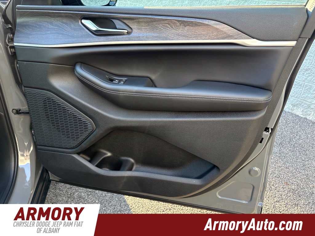 2027 Jeep Grand Cherokee Laredo Altitude