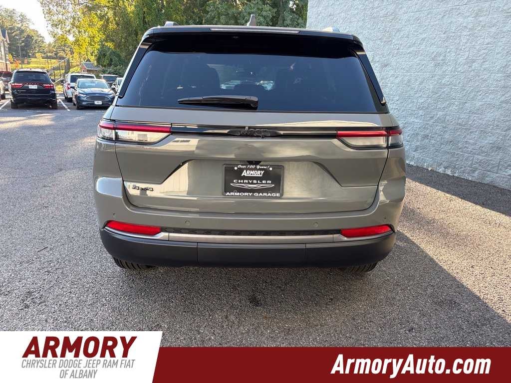 2027 Jeep Grand Cherokee Laredo Altitude
