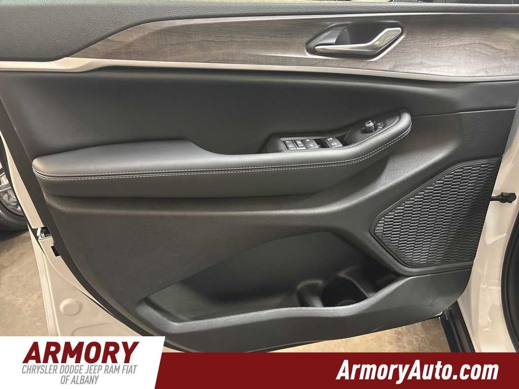 2026 Jeep Grand Cherokee Laredo Altitude