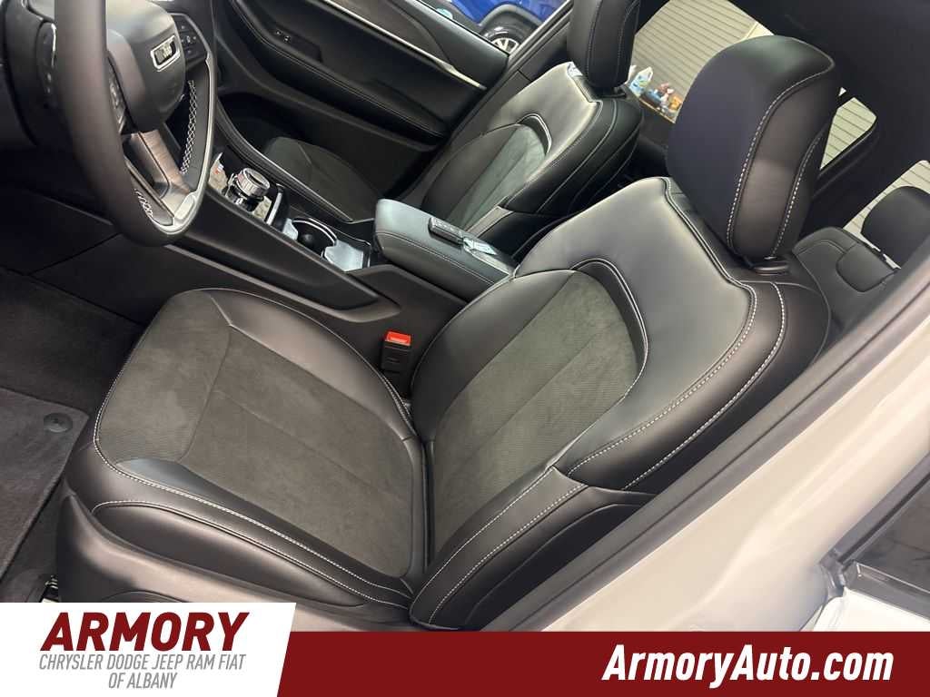2026 Jeep Grand Cherokee Laredo Altitude