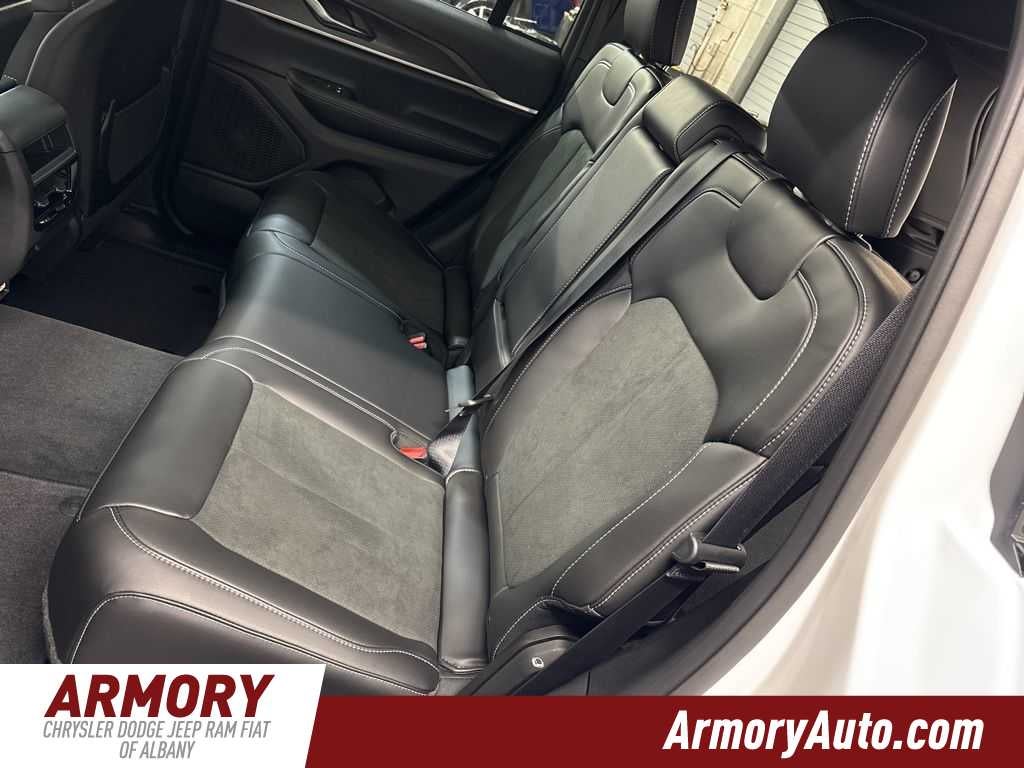2026 Jeep Grand Cherokee Laredo Altitude