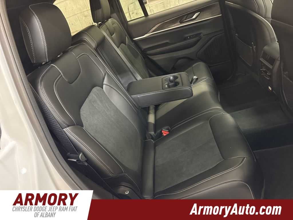 2026 Jeep Grand Cherokee Laredo Altitude