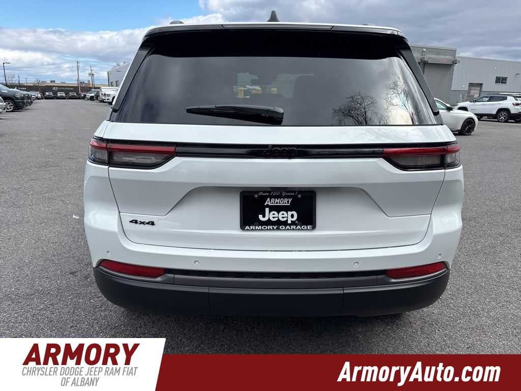 2026 Jeep Grand Cherokee Laredo Altitude