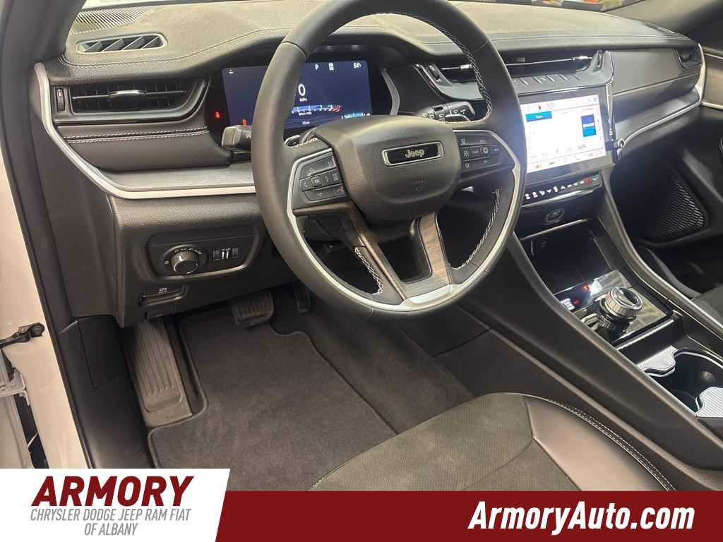 2026 Jeep Grand Cherokee Laredo Altitude