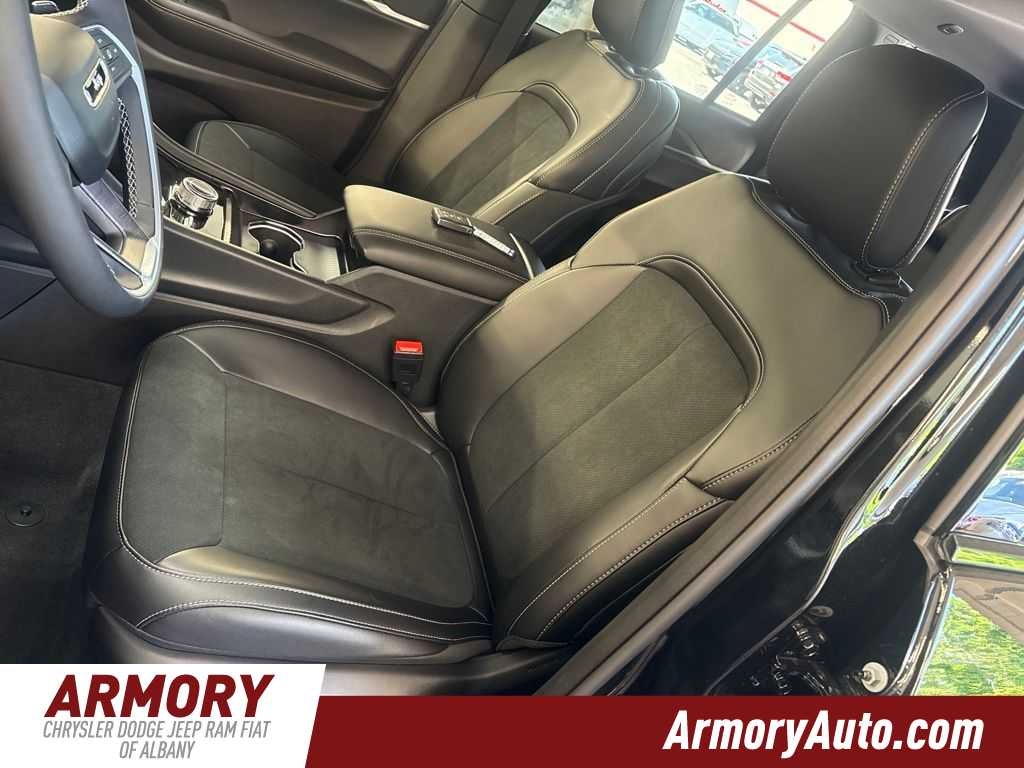2026 Jeep Grand Cherokee Laredo Altitude