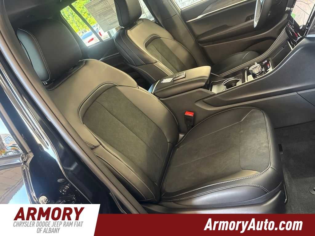 2026 Jeep Grand Cherokee Laredo Altitude