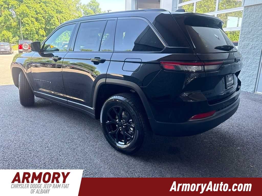 2026 Jeep Grand Cherokee Laredo Altitude