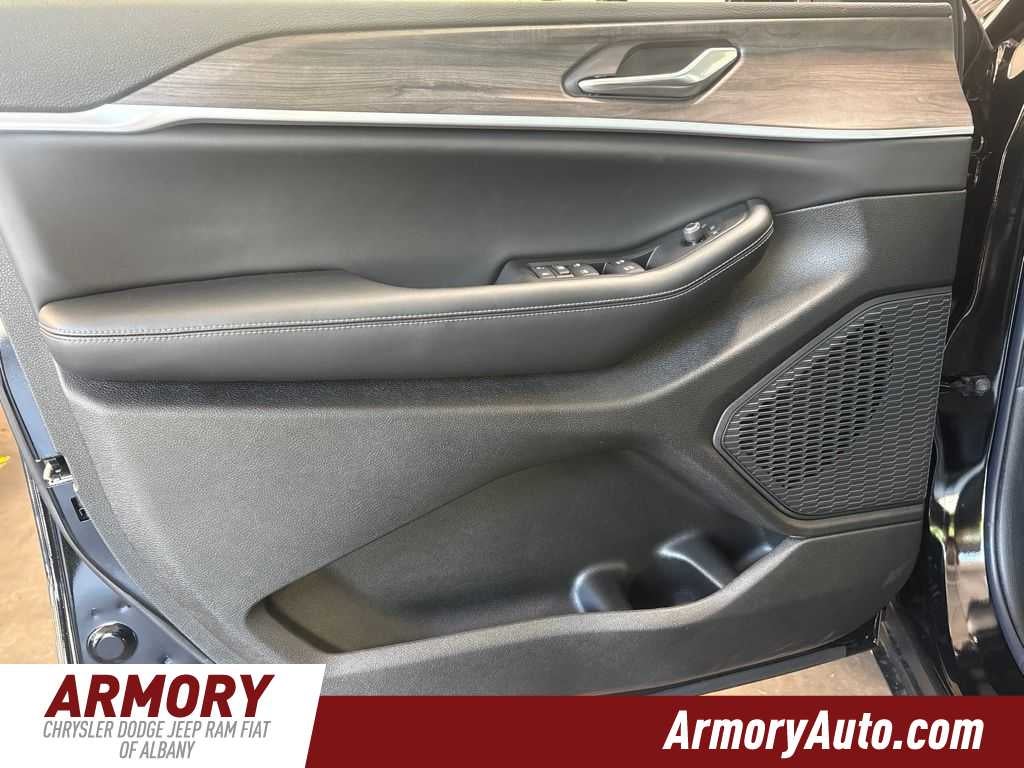 2026 Jeep Grand Cherokee Laredo Altitude