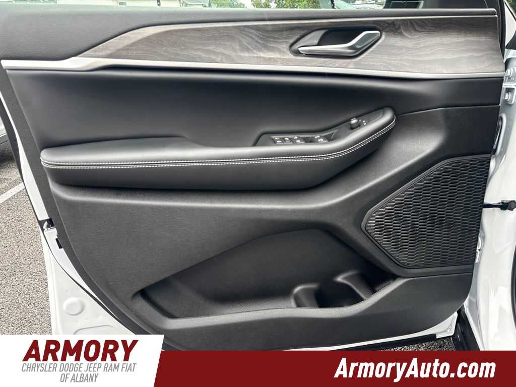 2027 Jeep Grand Cherokee L Laredo Altitude