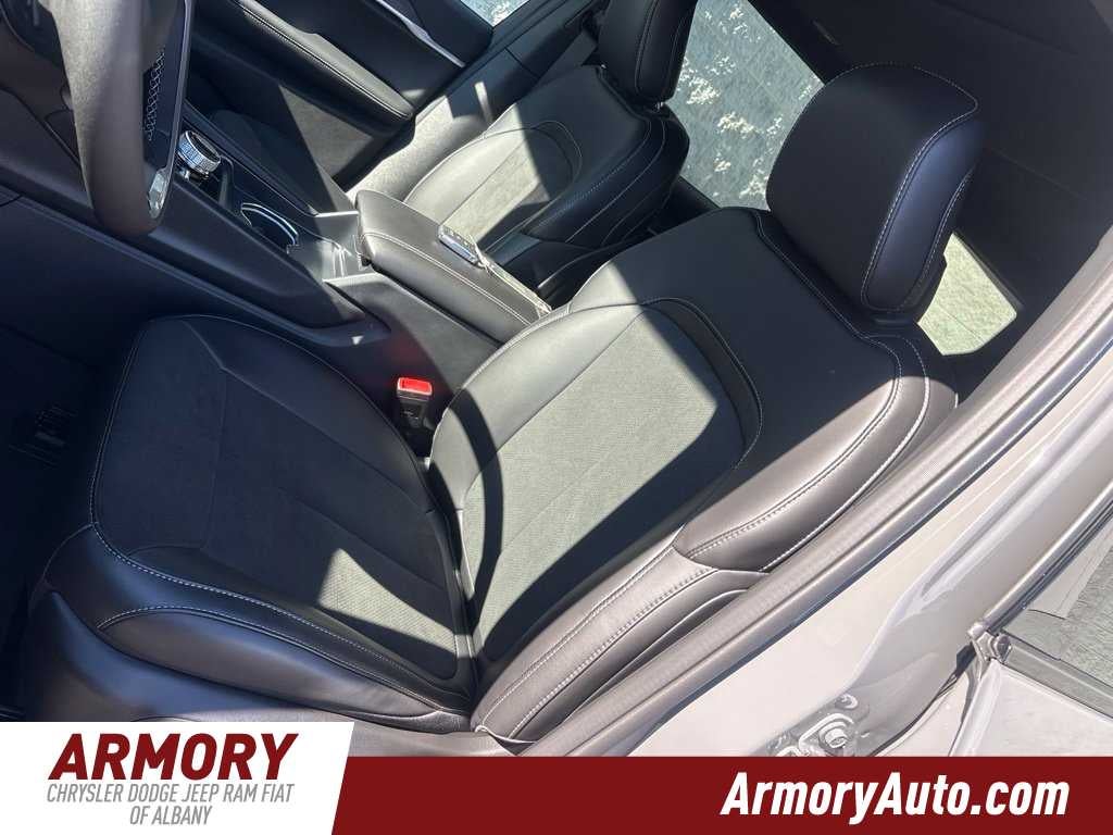 2027 Jeep Grand Cherokee Laredo Altitude