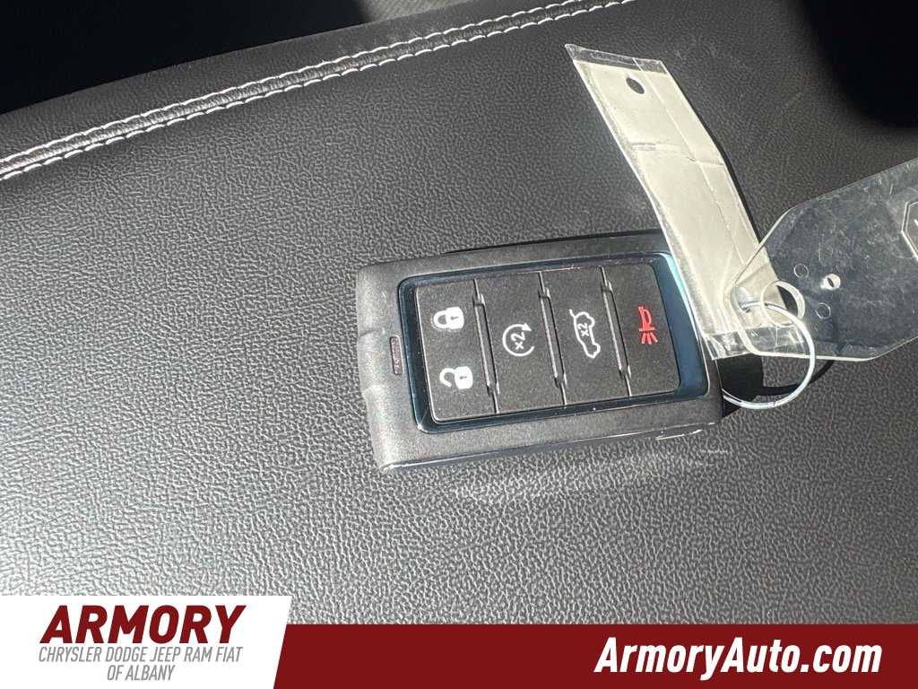 2027 Jeep Grand Cherokee Laredo Altitude