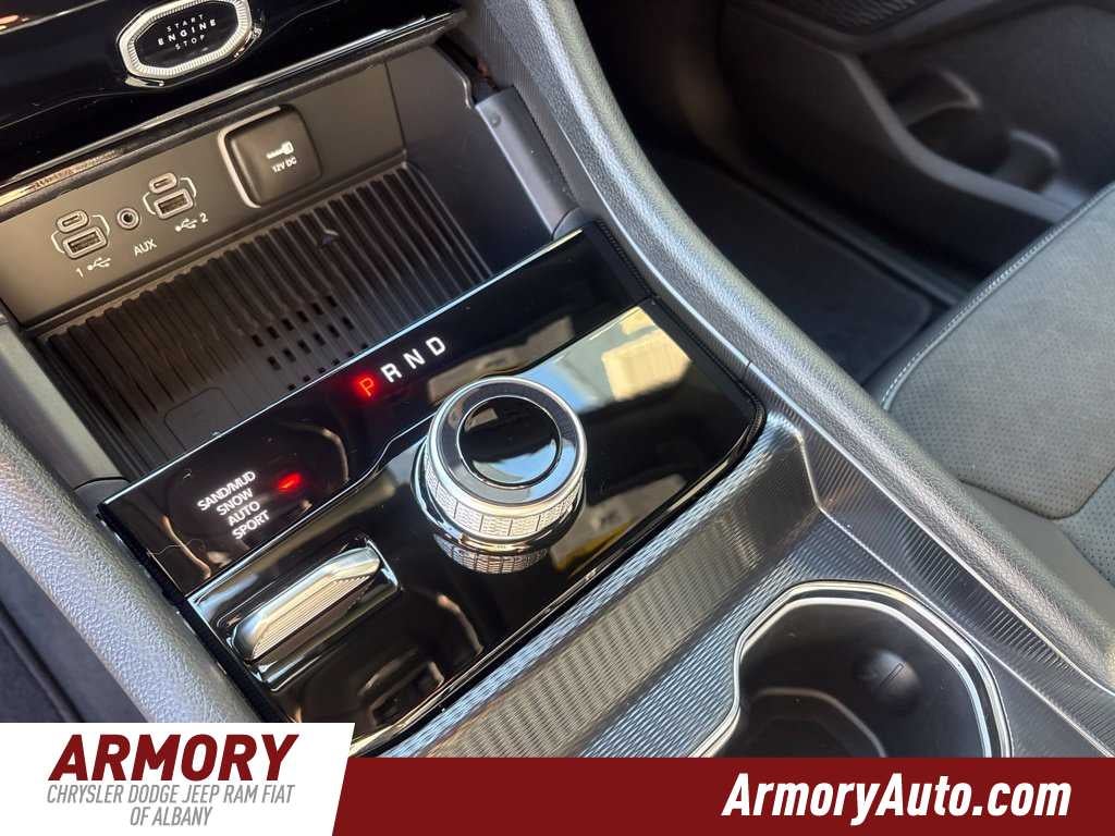 2027 Jeep Grand Cherokee Laredo Altitude