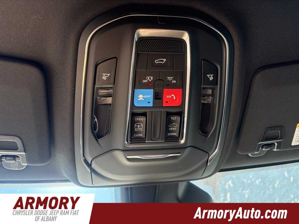 2027 Jeep Grand Cherokee Laredo Altitude